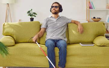Image d'un homme aveugle avec une canne blanche