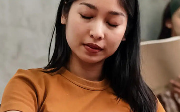 Une jeune femme ayant des déficiences visuelles