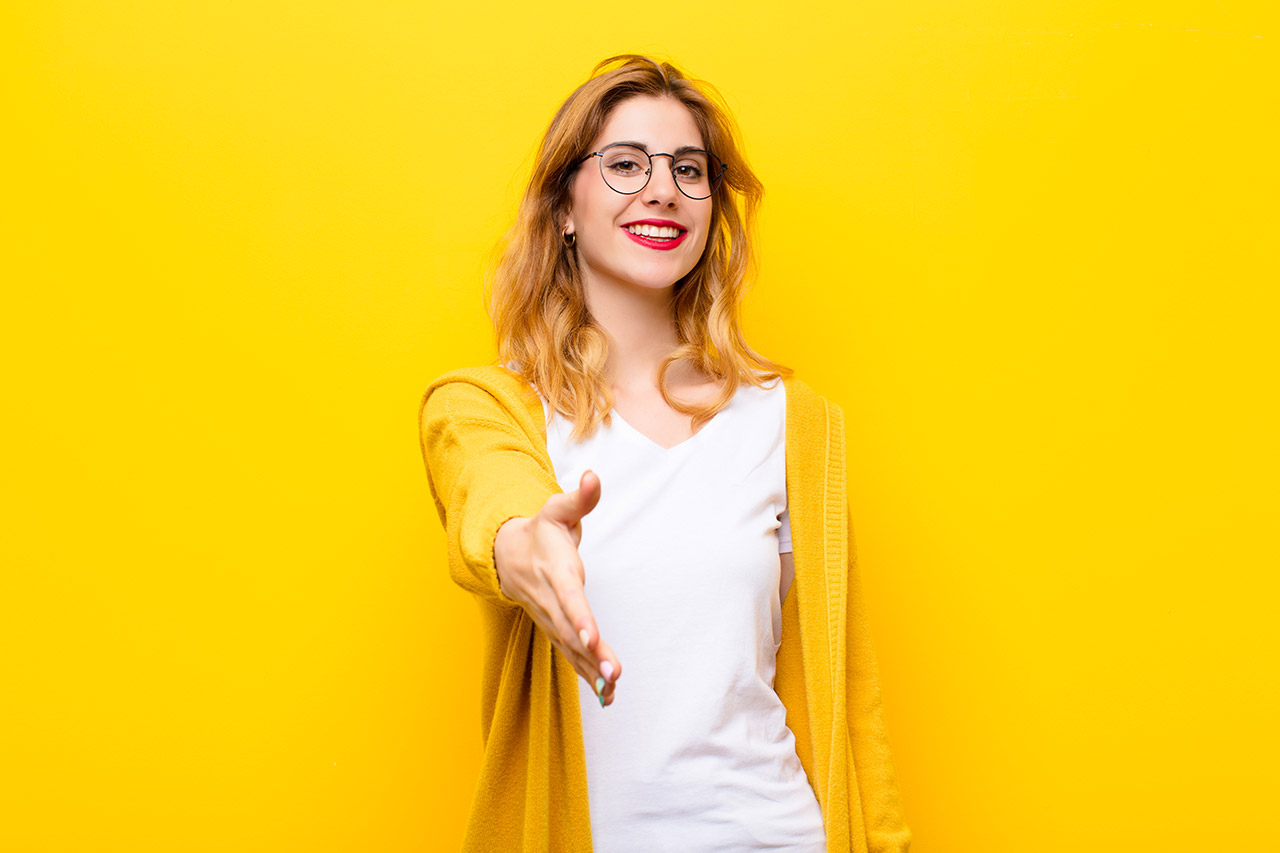 Visuel d'une femme qui tend la main